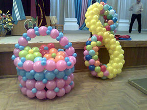 Цифра 8 и корзина из шаров