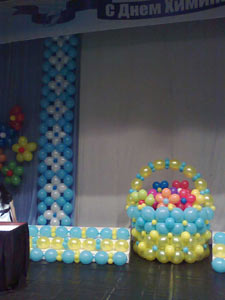 панно из шаров и корзина с цветами