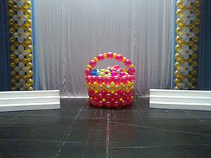 панно из шаров и корзина с цветами