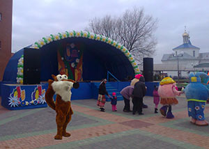 сцена на  улице в шарах