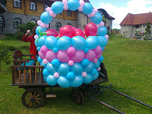 корзина с клубникой из шаров