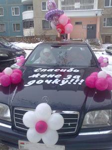 Украшение машины шарами для выписки из роддома