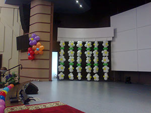 ромашки из шаров на сцене