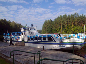 теплоход Ольга Соломова украшен шарами