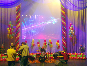 шары на сцене