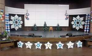 Украшение сцены шариками на Новый год