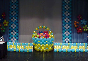 панно из шаров и корзина с цветами