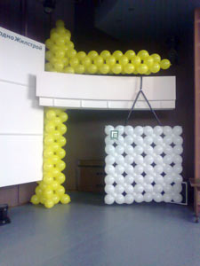 Кран держит плиту из шаров