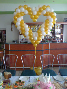 Сердце из шаров на подставке