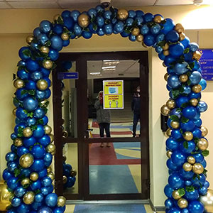 Арка из разнокалиберных шаров