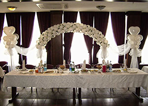 Арка за молодыми из шаров на свадьбу