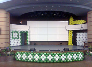 Кран держит плиту из шаров