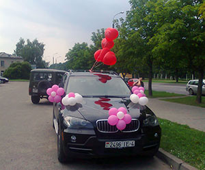 Украшение машины шарами для выписки из роддома