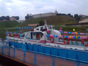 теплоход Ольга Соломова украшен шарами