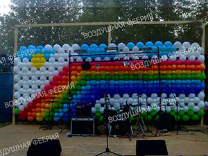 Панно из шаров радуга