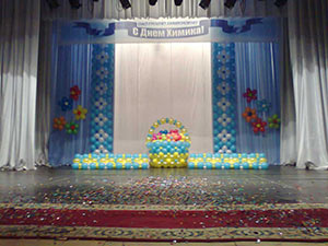 панно из шаров и корзина с цветами