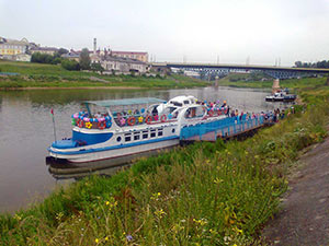 теплоход Ольга Соломова украшен шарами