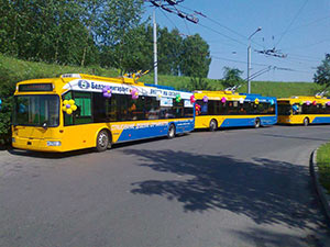 3 троллейбуса украшено шарами