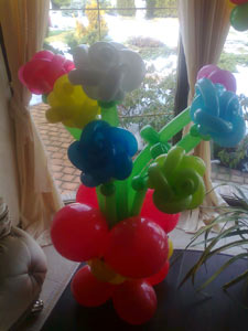 розы в вазе из шаров