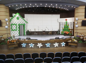 Украшение сцены шариками на Новый год