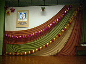 гирлянды на сцене из шаров