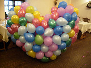 Сетка-сердце с воздушными шарами