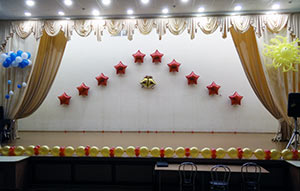 сцена в школе шары