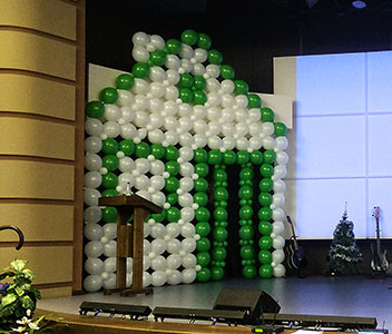 Панно из шаров домик