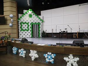 Панно из шаров домик