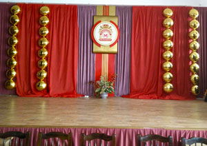 Сцена мясокомбината украшена шарами