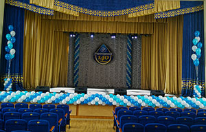 гирлянды на сцене из шаров