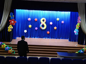 Украшение сцены на 8 марта