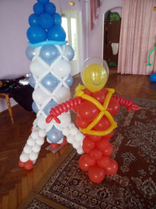 ракета и космонавт из шаров