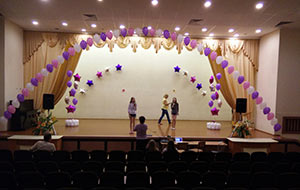 сцена школы в шарах