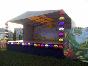 сцена украшена фольгированными кругами