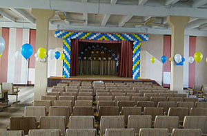 актовый зал шары