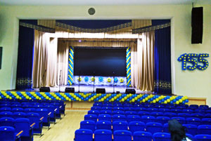 155 из шаров и гирлянды на сцене