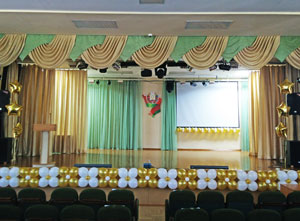 украшение сцены шарами