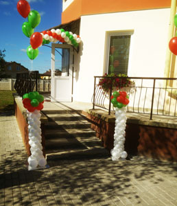 вход украшен шарами