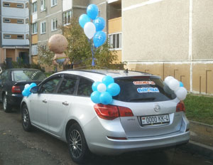 Украшение машины шарами для выписки из роддома