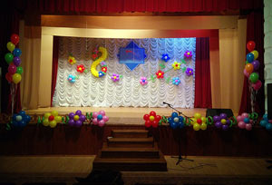 Украшение сцены на 8 МАРТА