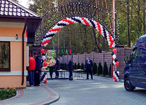 на воротах Привал гирлянда из шаров