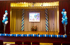 гирлянды из шаров на сцене