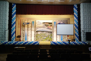 гирлянды из шаров на сцене