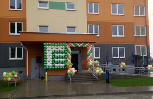 подъезд украшен шарами, Гродножилстрой