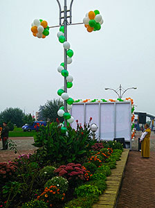 на столбе шары