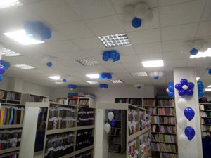 магазин ткани внутри украшен шарами