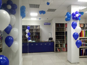 магазин ткани внутри украшен шарами