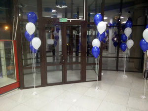 магазин ткани украшен шарами