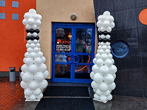 кегли из шаров на входе